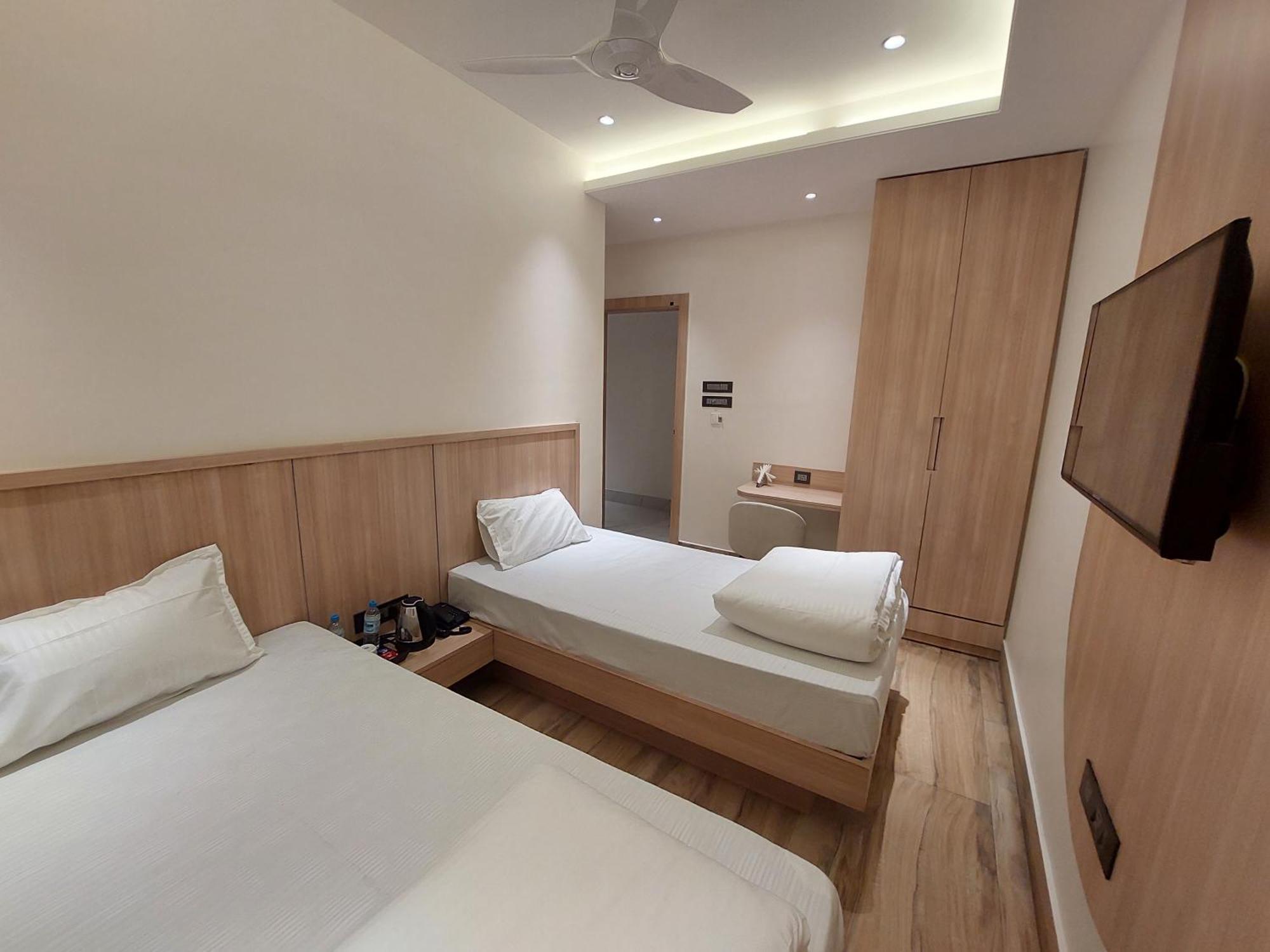 Rajasthani Dhani Hotel Khanapara Esterno foto